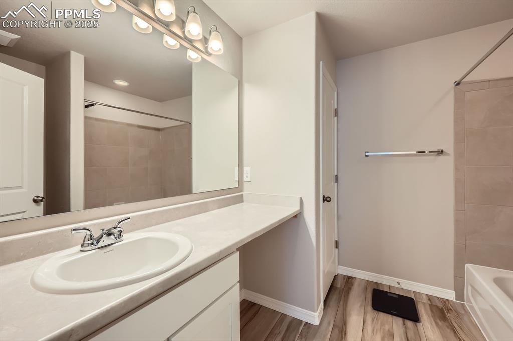 Image 10 of 12: Bathroom