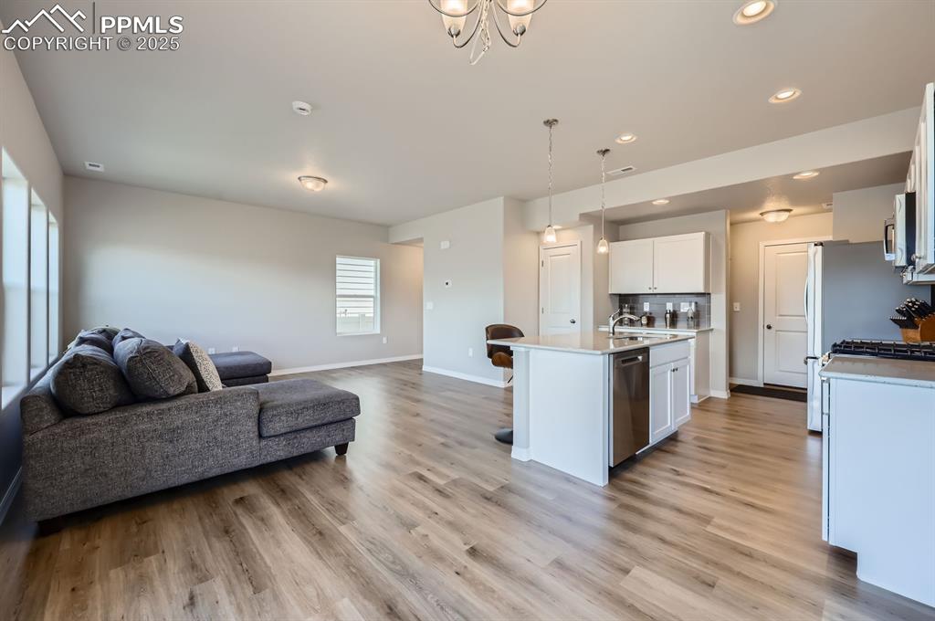 Image 4 of 12: Kitchen