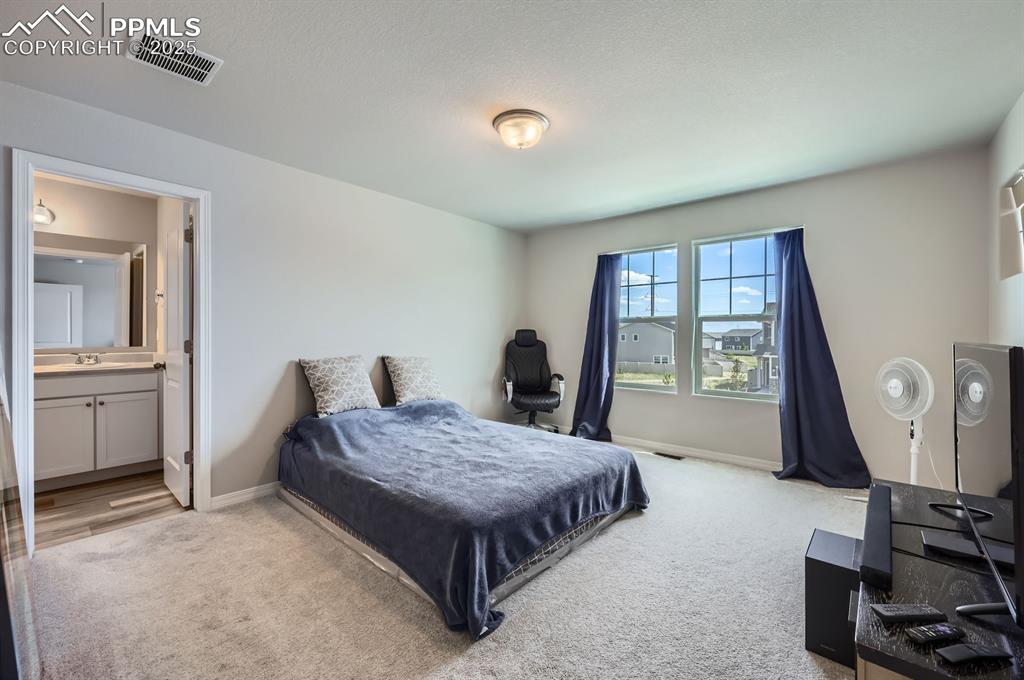 Image 6 of 12: Bedroom