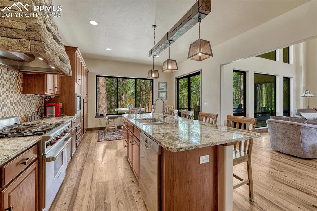 Image 15 of 50: Kitchen
