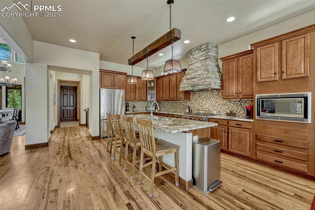 Image 18 of 50: Kitchen