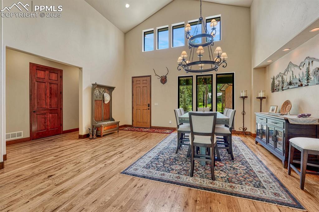 Image 6 of 50: Dining Area