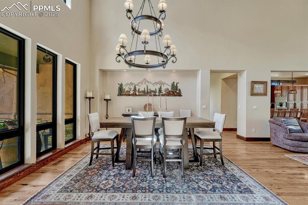 Image 7 of 50: Dining Area