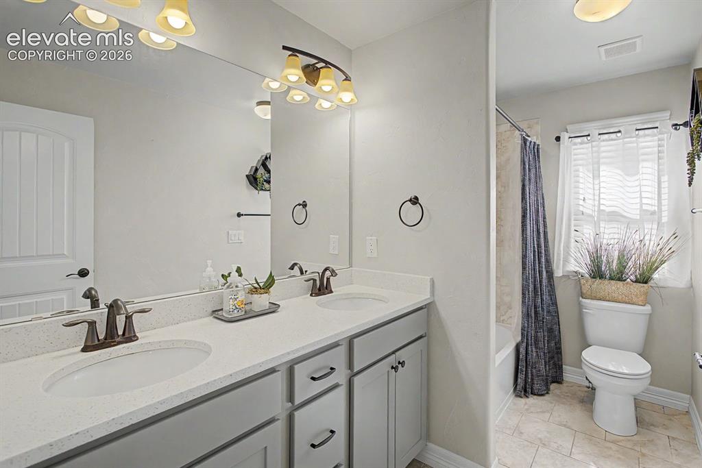 Image 11 of 21: Bathroom