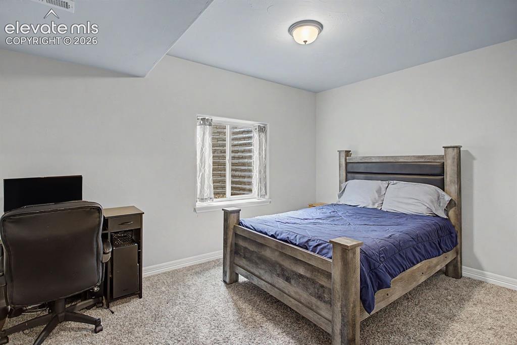 Image 15 of 21: Bedroom