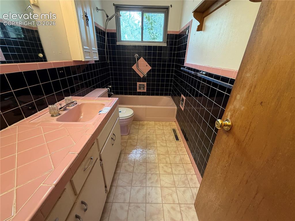 Image 16 of 29: Bathroom