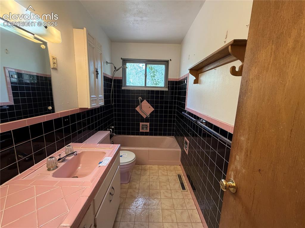 Image 17 of 29: Bathroom