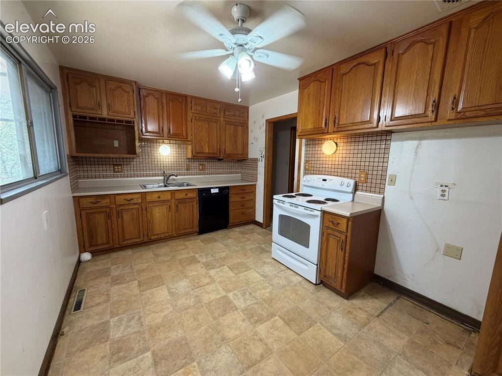 Image 8 of 29: Kitchen