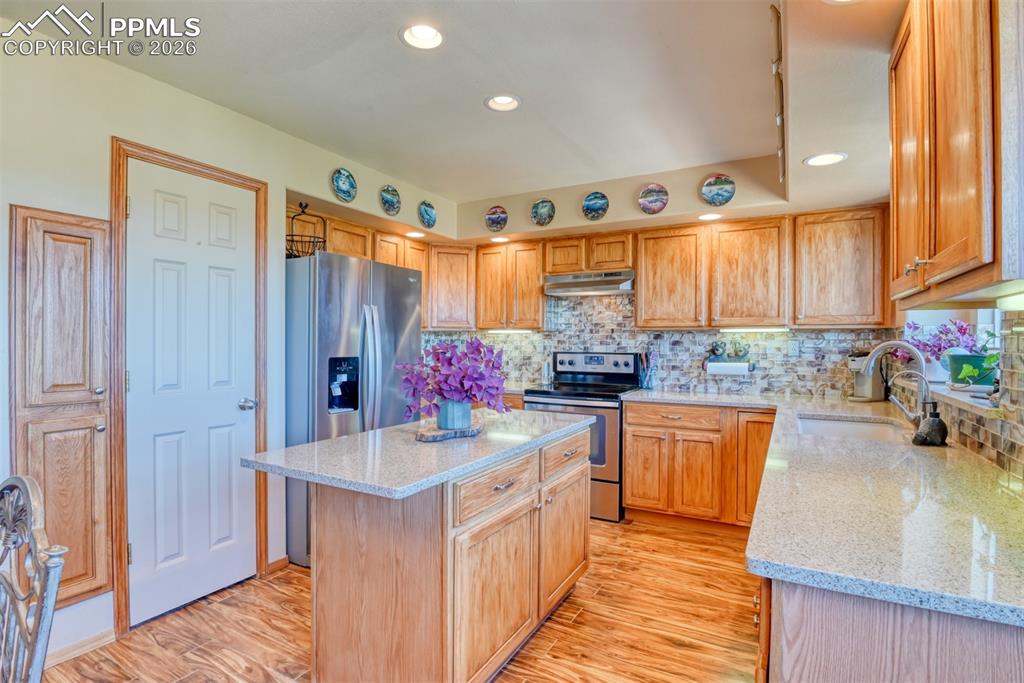 Image 10 of 40: Kitchen