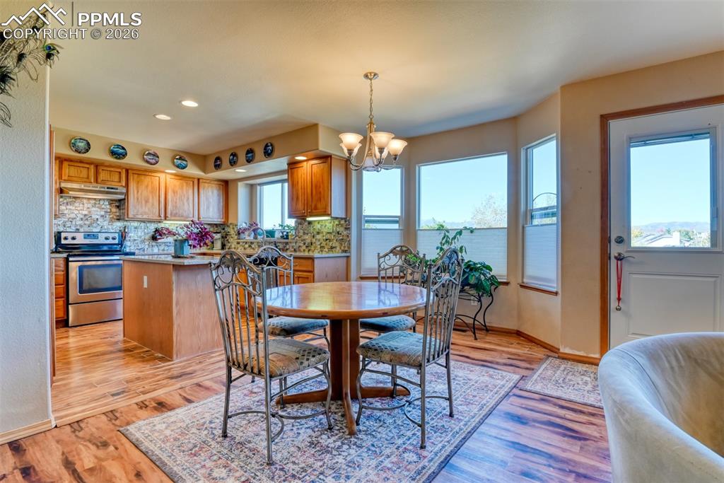 Image 11 of 40: Dining Area