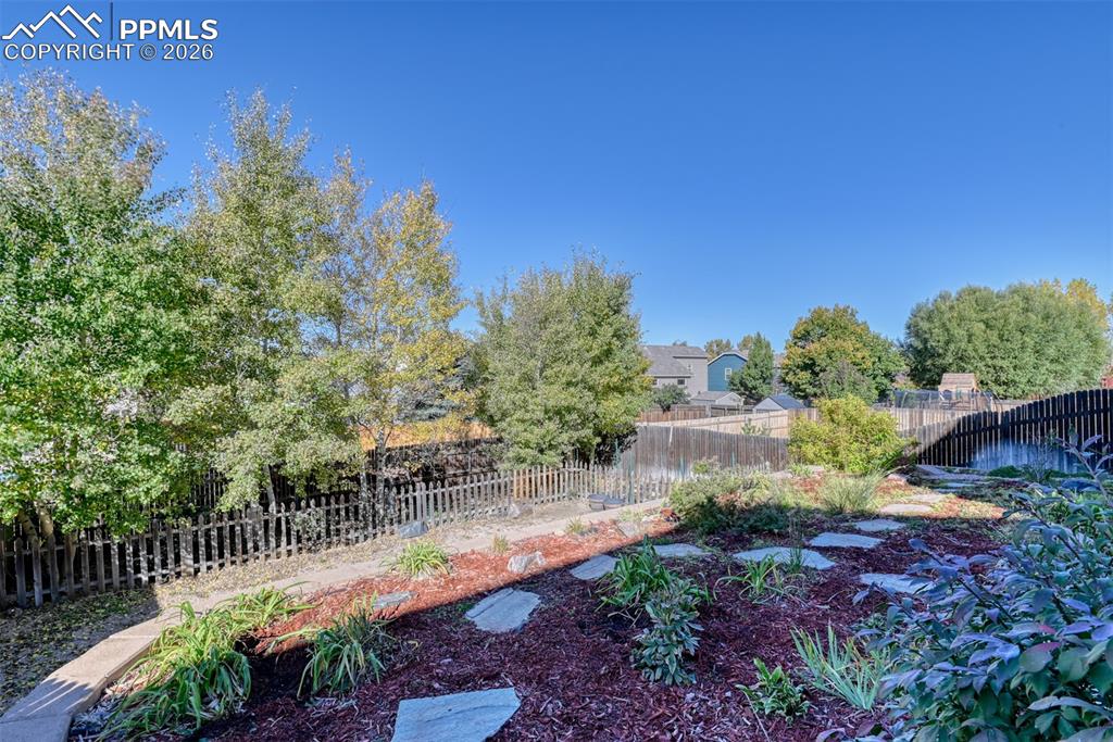 Image 38 of 40: Yard