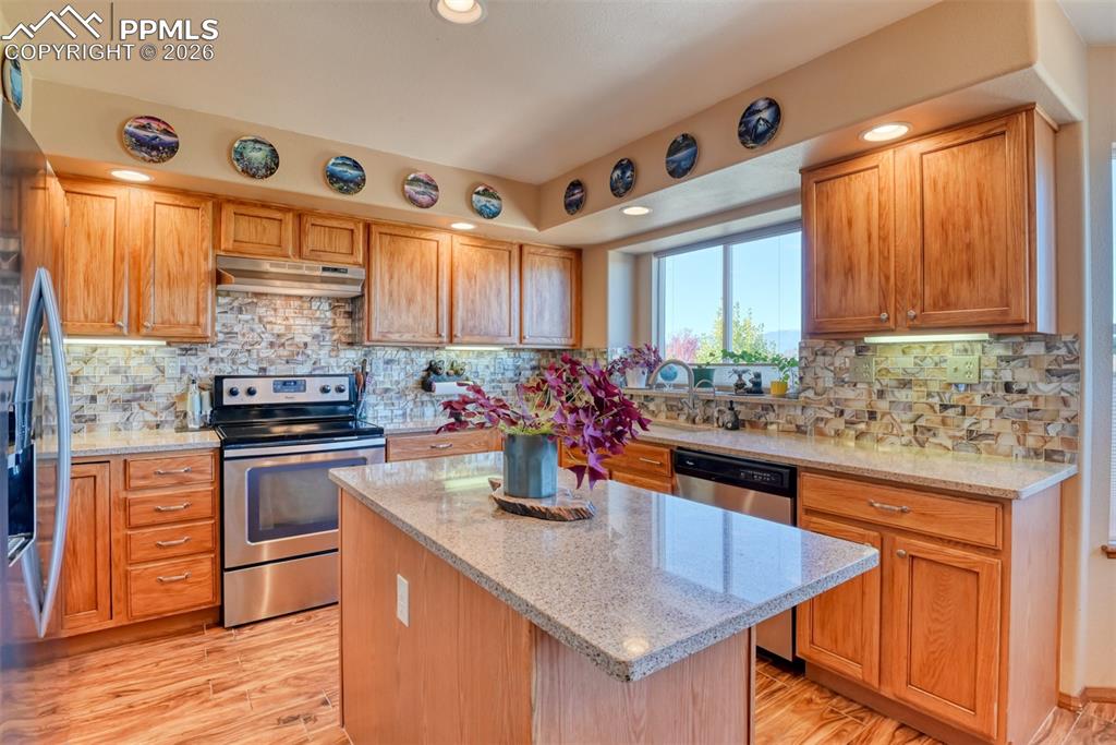 Image 8 of 40: Kitchen