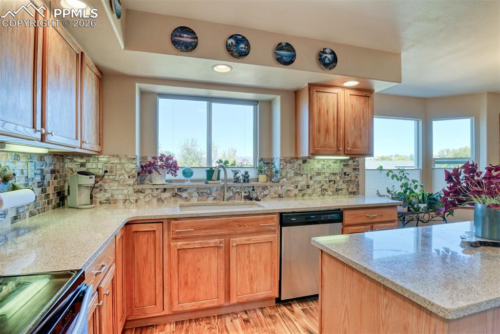 Image 9 of 40: Kitchen