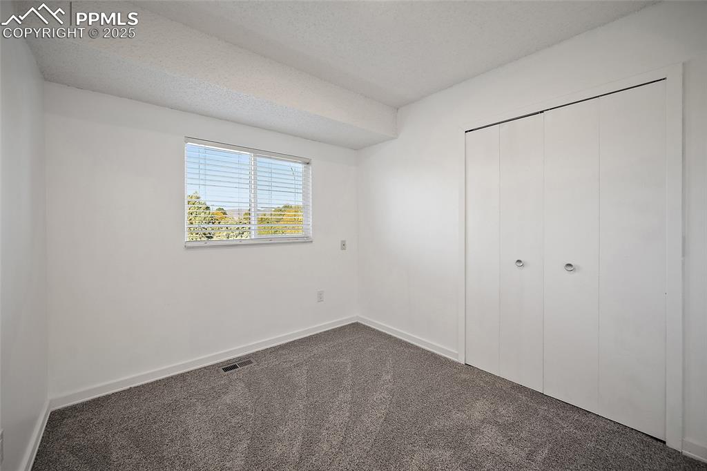 Image 18 of 32: Bedroom