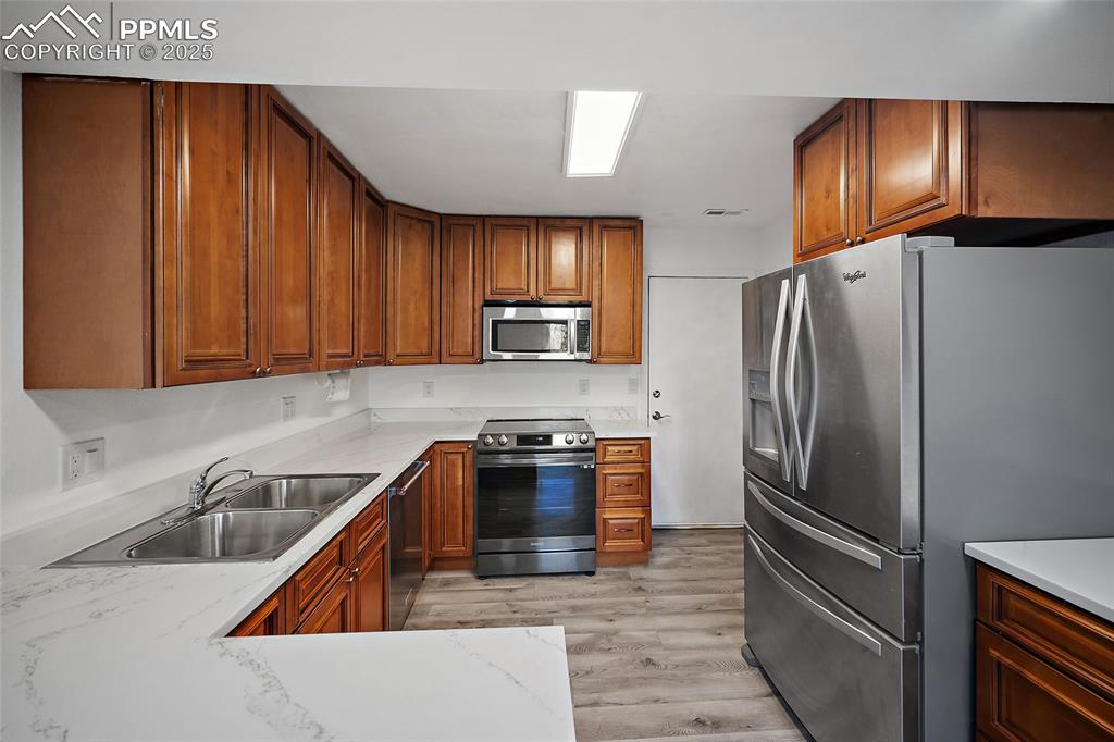 Image 2 of 32: Kitchen