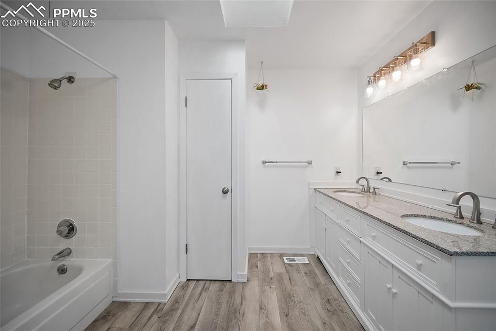 Image 21 of 32: Bathroom