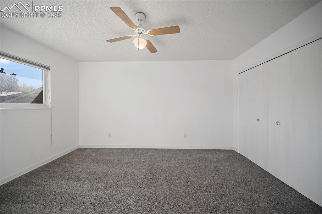 Image 25 of 32: Bedroom