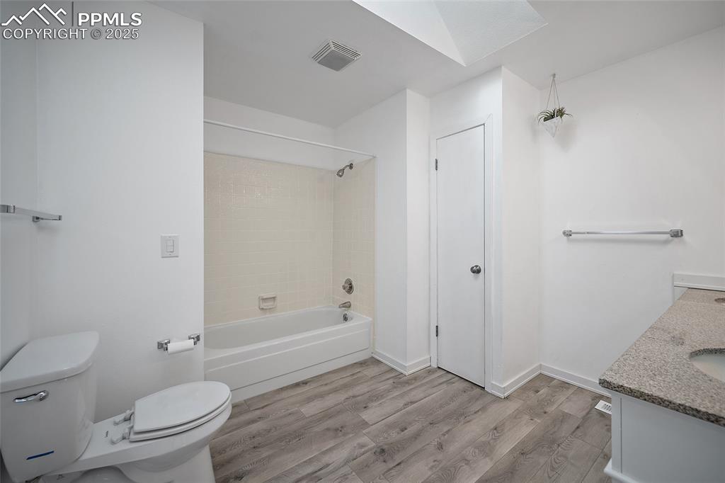 Image 26 of 32: Bathroom