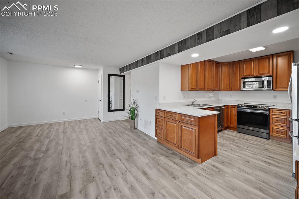 Image 4 of 32: Kitchen