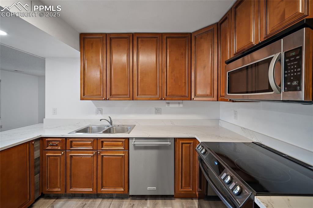 Image 5 of 32: Kitchen