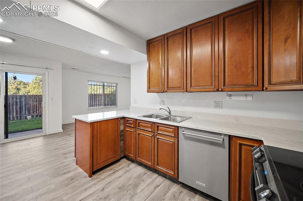 Image 6 of 32: Kitchen