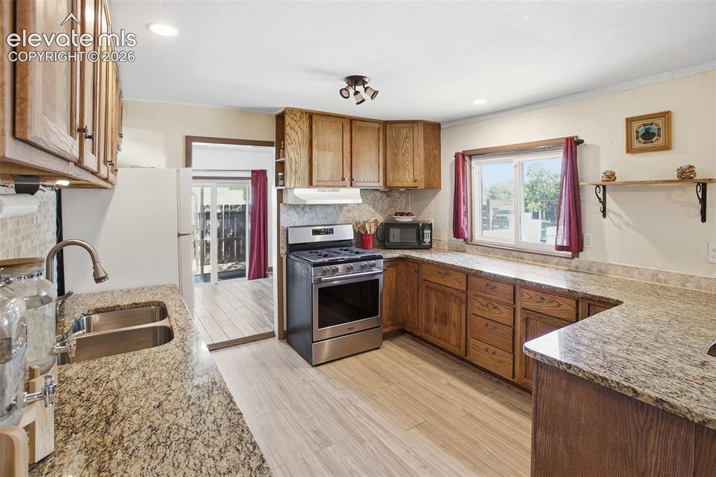 Image 7 of 16: Dining Area