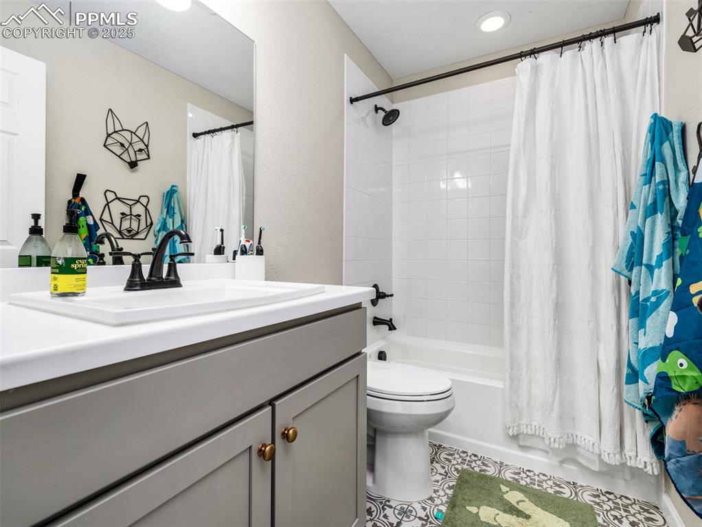 Image 15 of 30: Bathroom