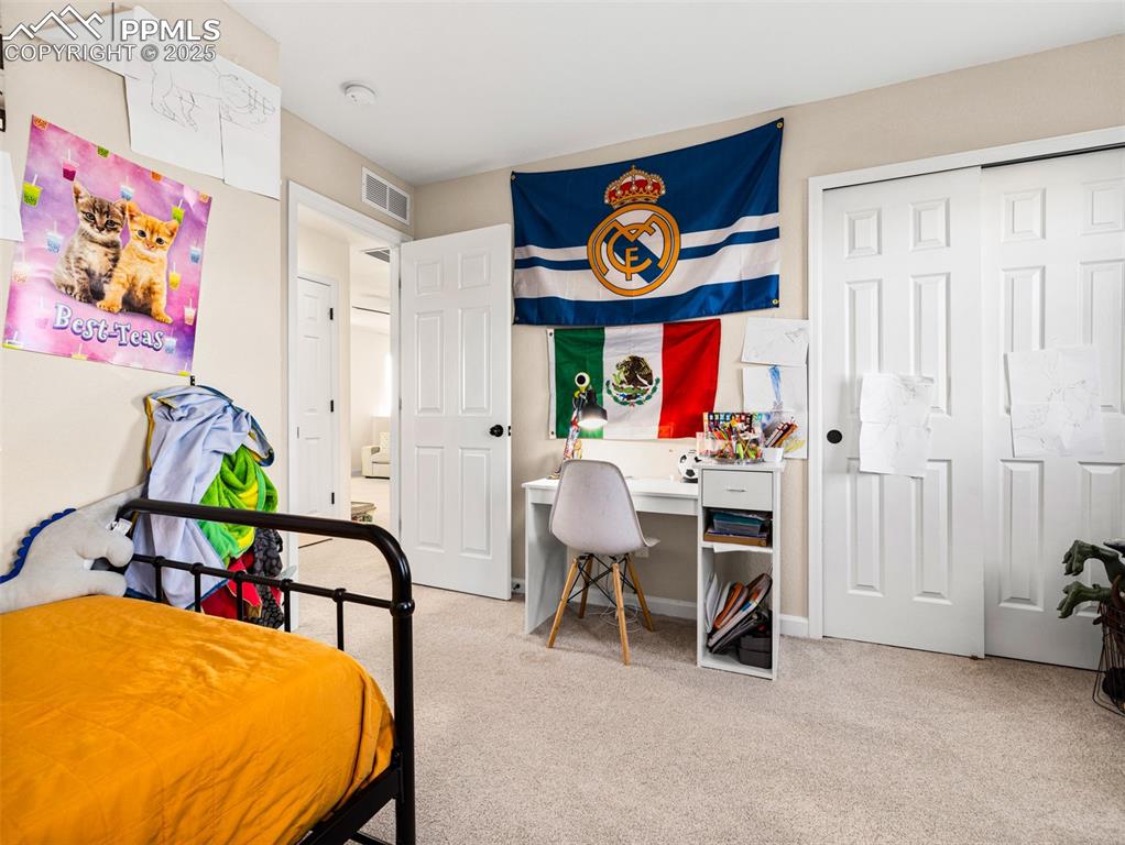 Image 17 of 30: Bedroom