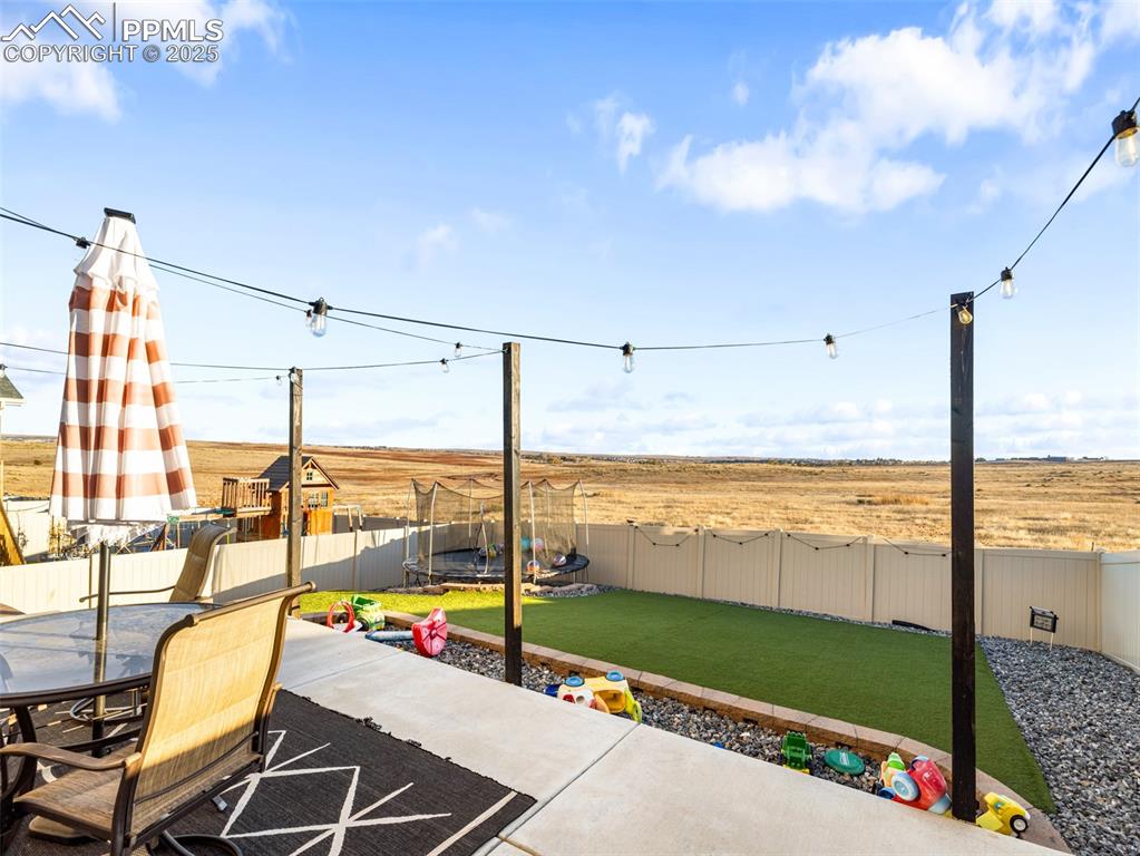 Image 25 of 30: Patio