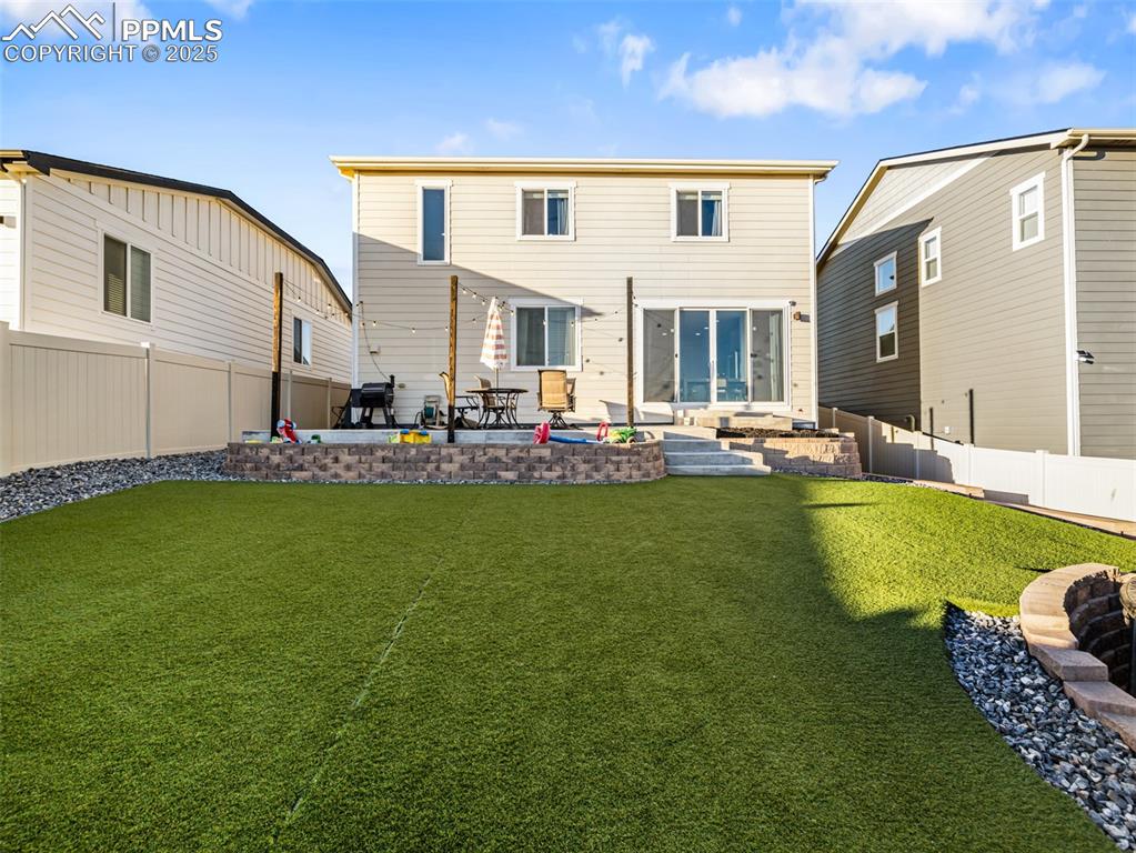 Image 26 of 30: Back of Structure