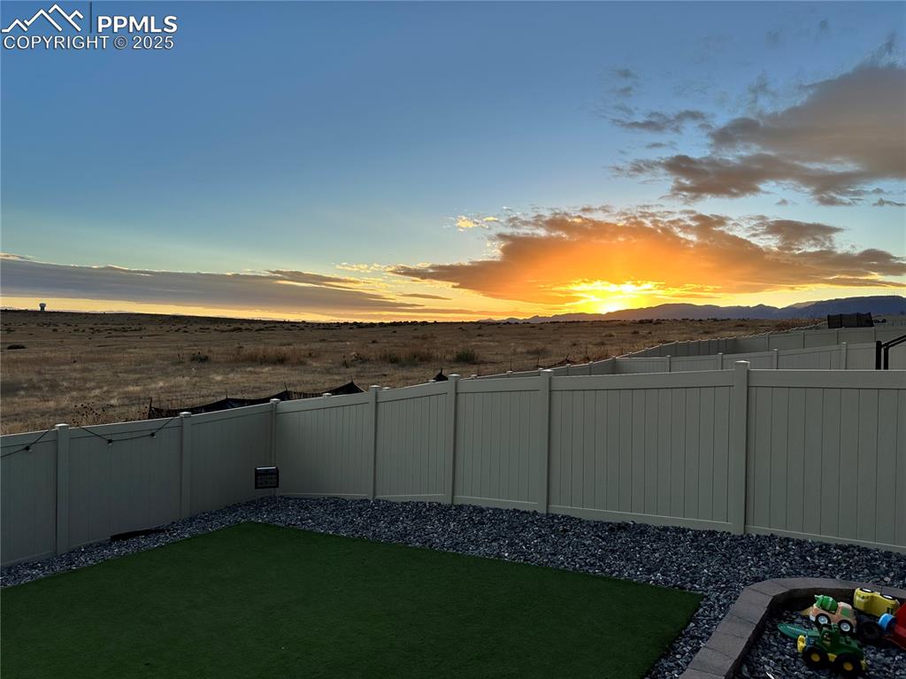 Image 27 of 30: Yard