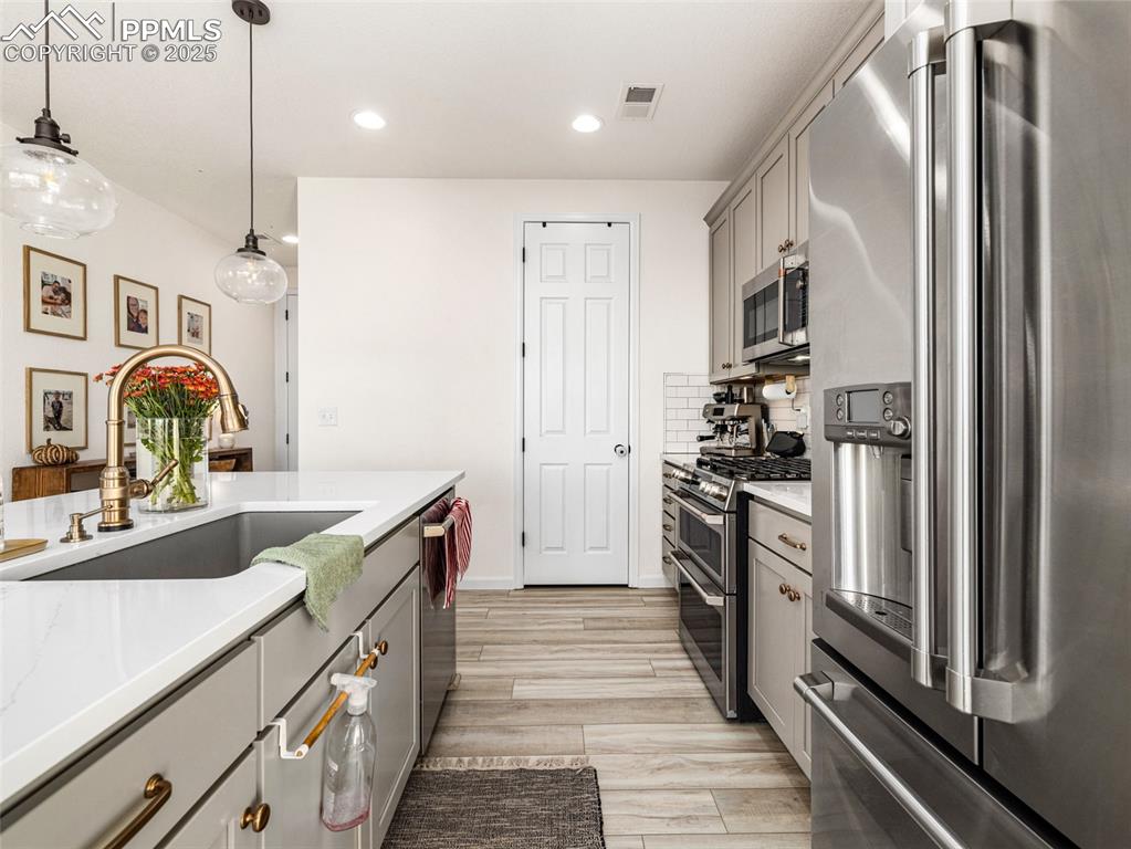 Image 5 of 30: Kitchen