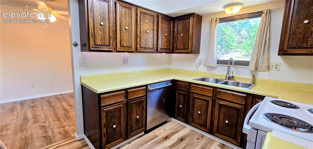 Image 11 of 19: Kitchen