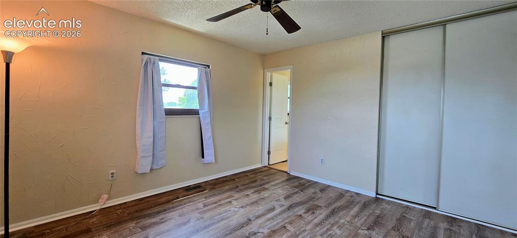 Image 16 of 17: Bedroom