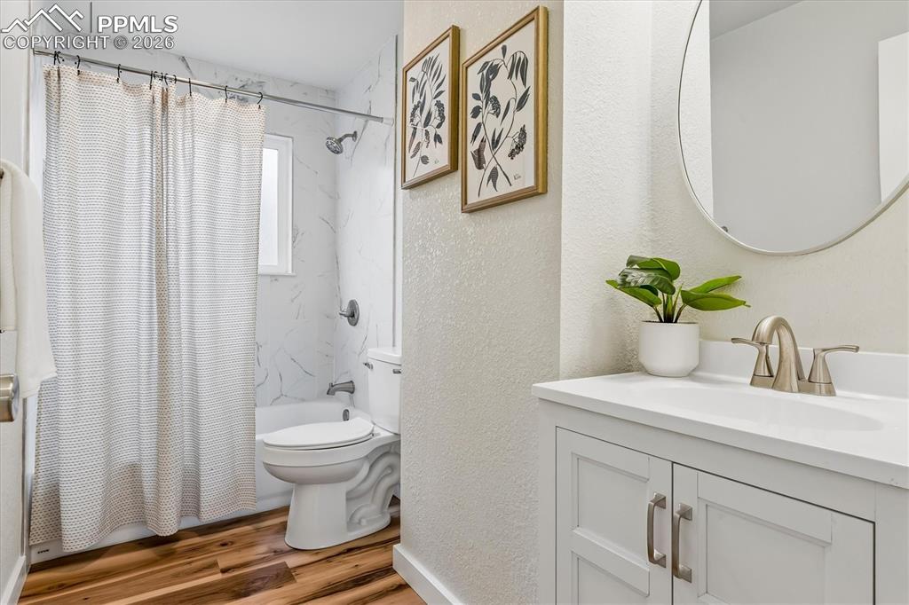 Image 13 of 20: Bathroom