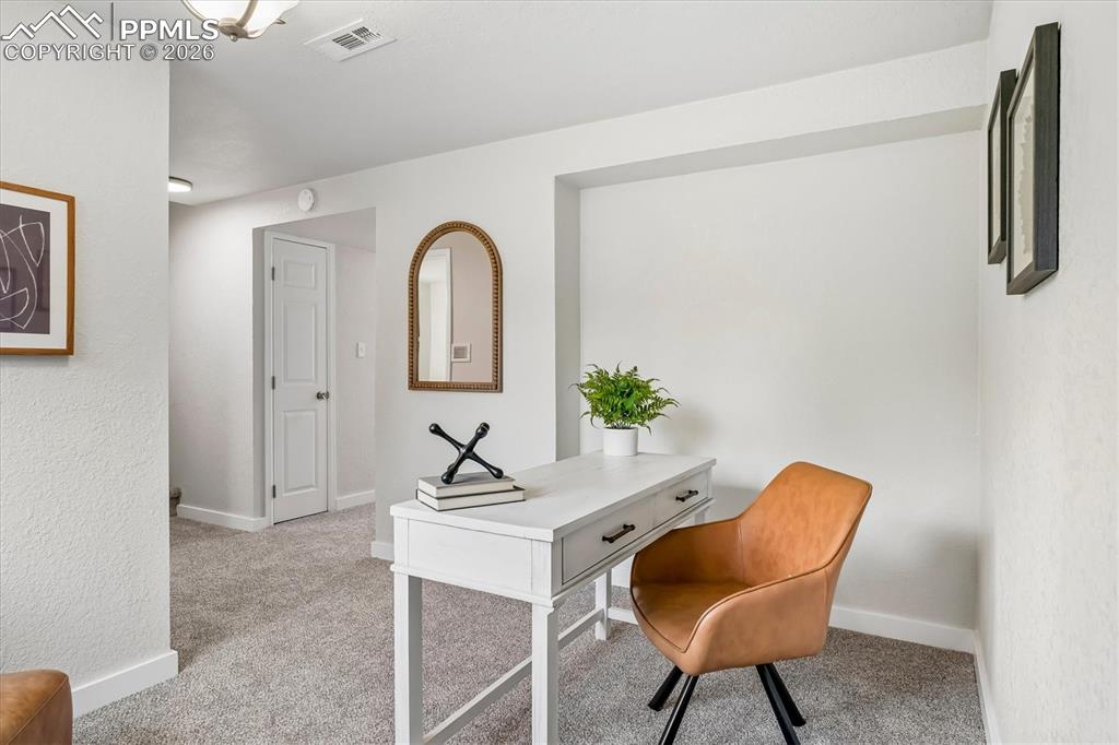 Image 15 of 20: Office