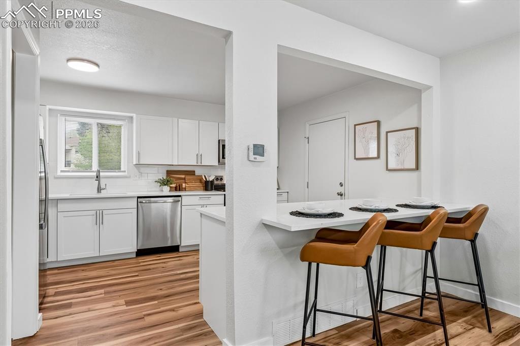 Image 4 of 20: Kitchen