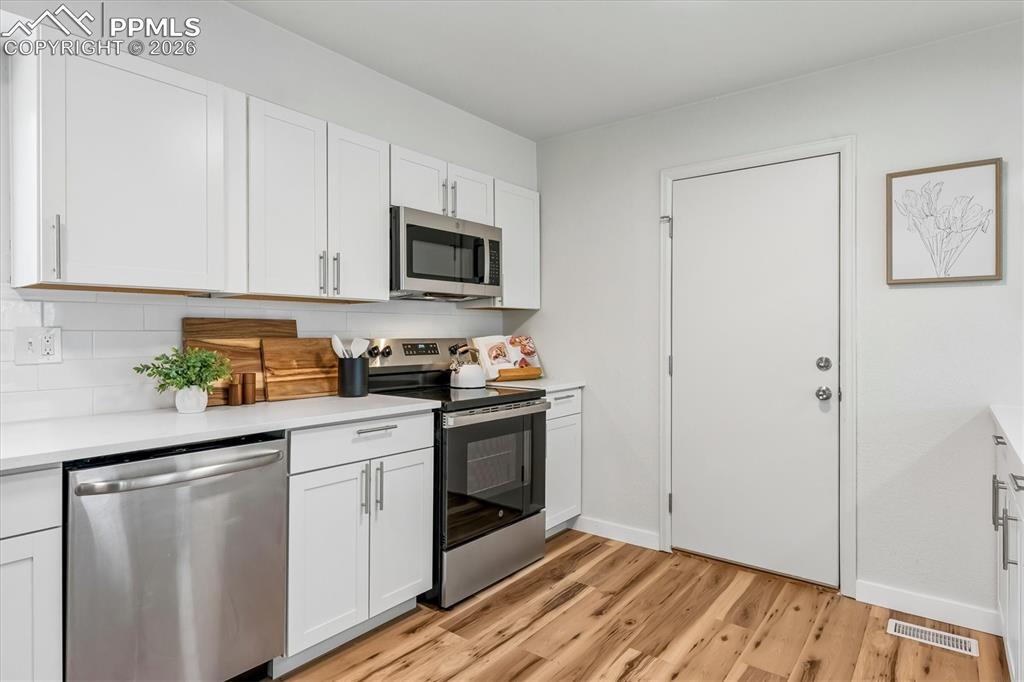 Image 6 of 20: Kitchen
