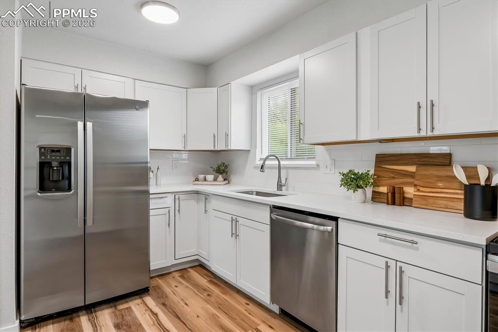 Image 7 of 20: Kitchen