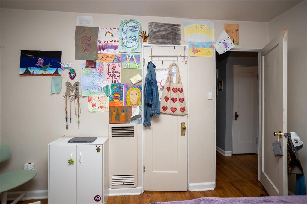 Image 10 of 25: Bedroom