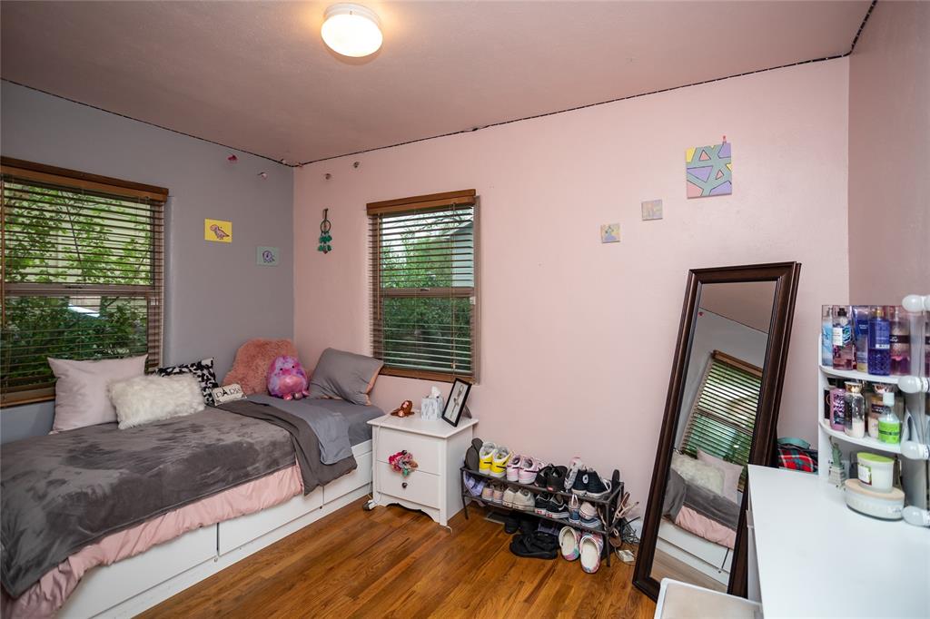 Image 11 of 25: Bedroom