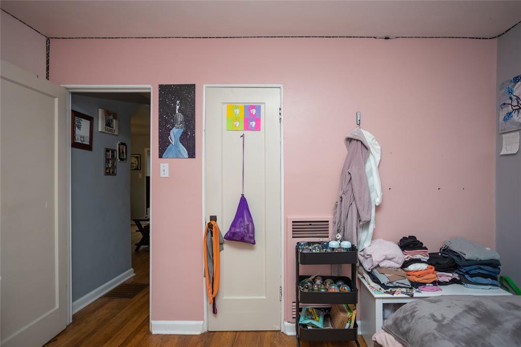 Image 12 of 25: Bedroom