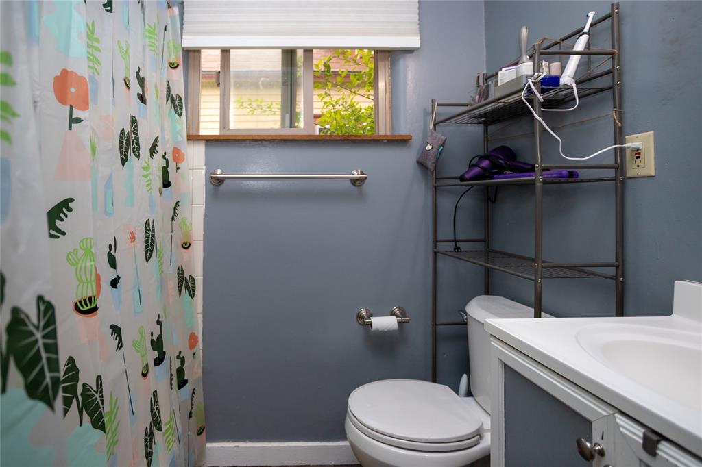 Image 13 of 25: Bathroom