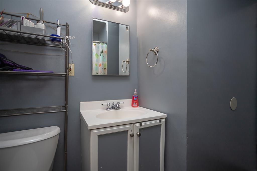 Image 14 of 25: Bathroom