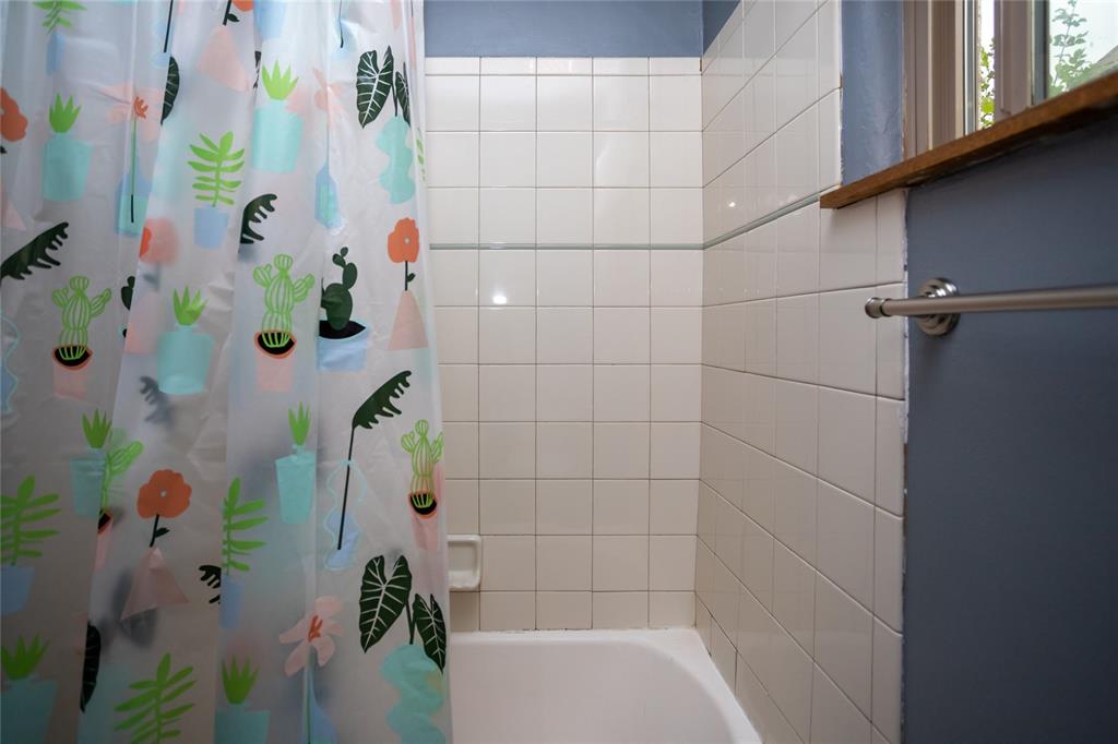 Image 15 of 25: Bathroom