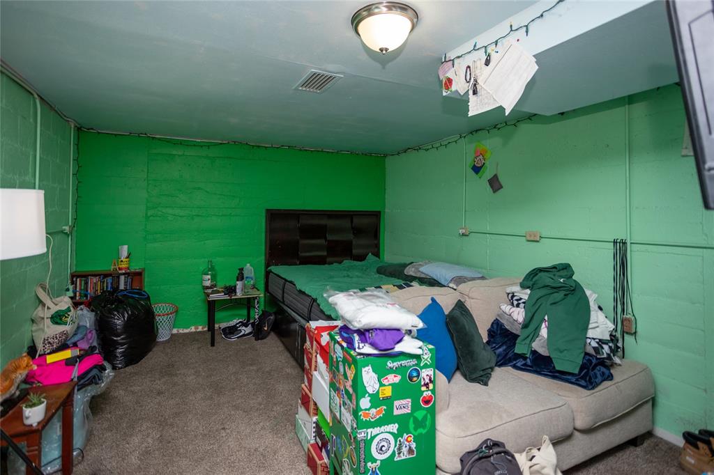Image 16 of 25: Bedroom