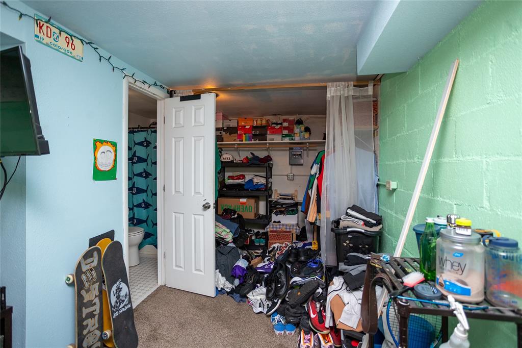 Image 17 of 25: Bedroom
