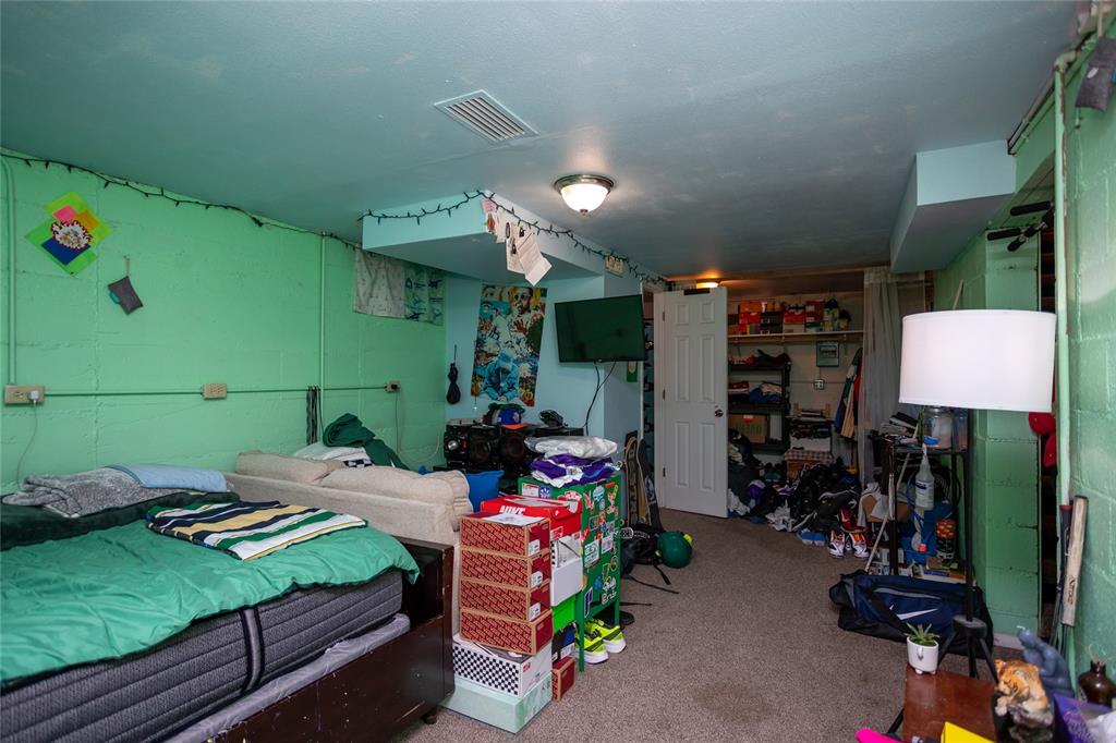 Image 18 of 25: Bedroom