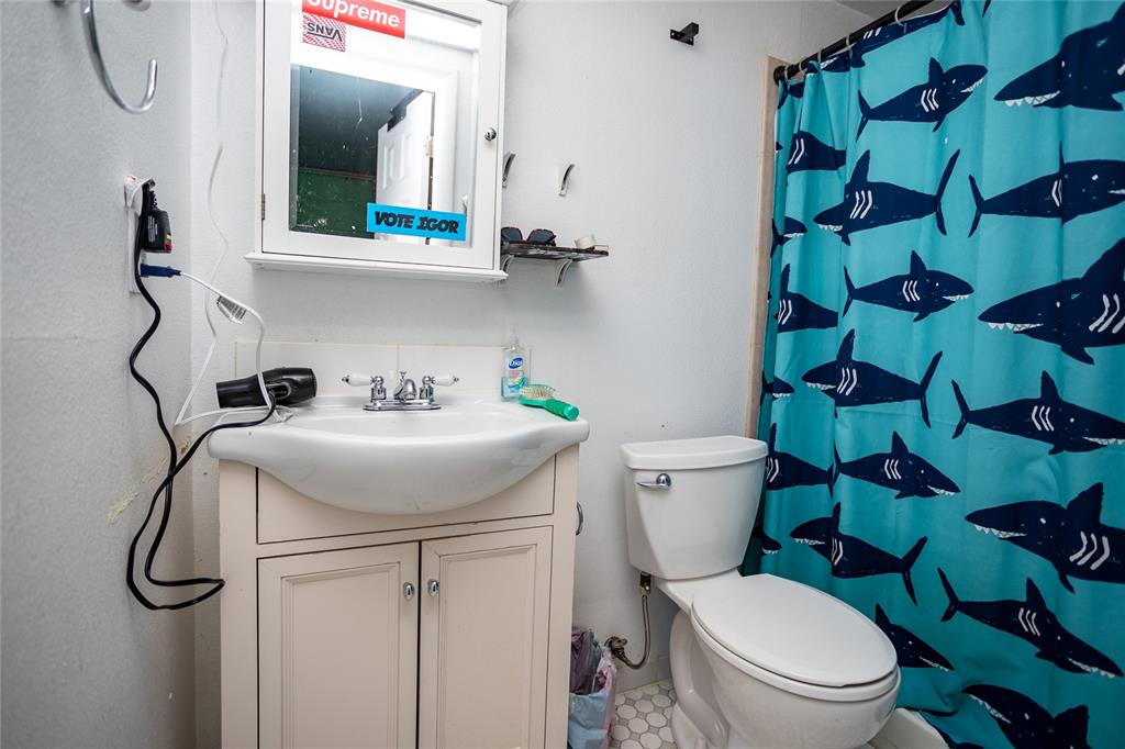 Image 19 of 25: Bathroom