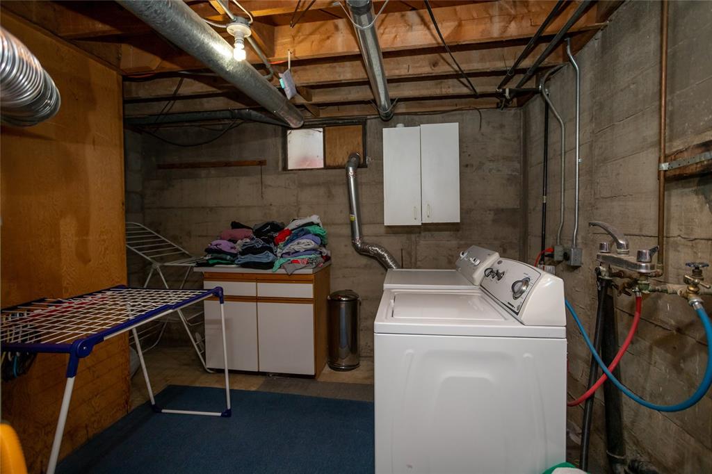 Image 20 of 25: Laundry
